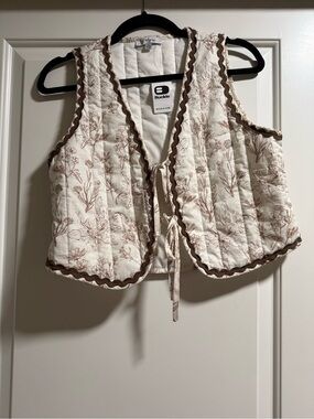Buckle Quilted Cream Floral Tie-Front Vest with Brown Trim